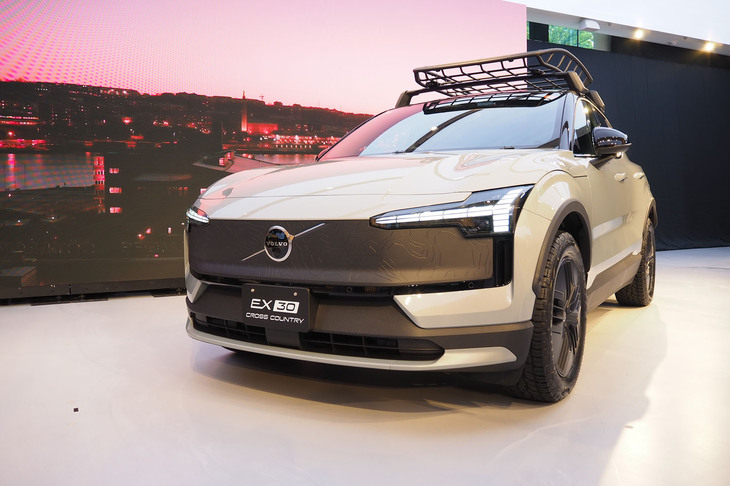 ボルボEX30クロスカントリー（用品装着車のフロントフェイス）