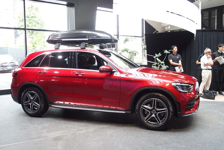 「GLC220d 4MATIC」（アクセサリー装着車）のサイドビュー。