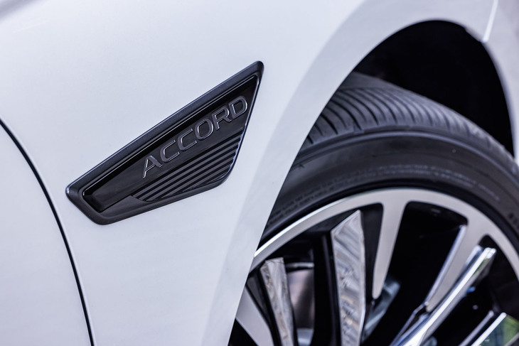 ホンダ・アコード純正アクセサリー装着車両「ツーリングライン」（フェンダーガーニッシュ）