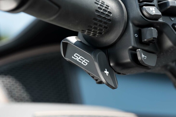 「SE6」と呼ばれる6段セミATは、左のハンドルバーに備わるシーソー式のコントローラーで操作。「N」（ニュートラル）からさらに下に入れると、ギアが「R」（リバース）となる。