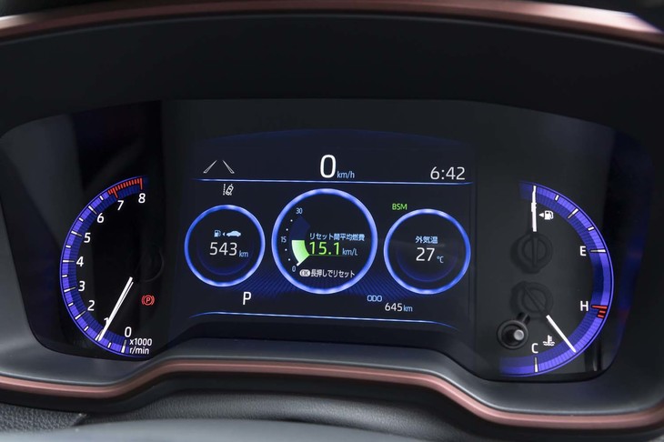 メーターパネルはオプティトロン3眼メーターと7インチのマルチインフォメーションディスプレイで構成される。写真のようにディスプレイには3連計器盤風の情報表示ができる。