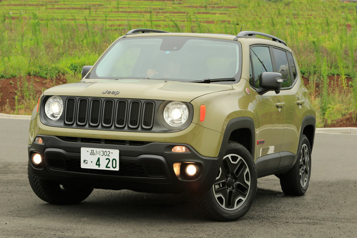 2015年9月に日本に導入された「ジープ・レネゲード」。2016年は約3100台が販売されたというが、それでも「ラングラー」にはかなわなかった。（写真＝荒川正幸）