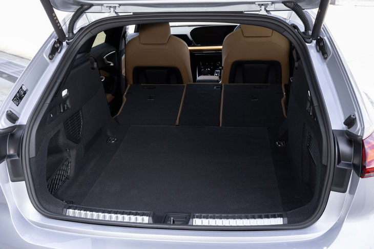 3分割式の背もたれを倒したときの荷室容量は1396リッター。先代モデルは1495リッターだったが、これだけ広ければ問題になることはないはずだ。