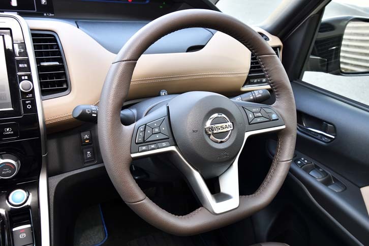 「セレナe-POWER」には安全運転支援システム「プロパイロット」をオプションにて搭載可能。その操作スイッチは、ステアリングスポーク上に設置される。