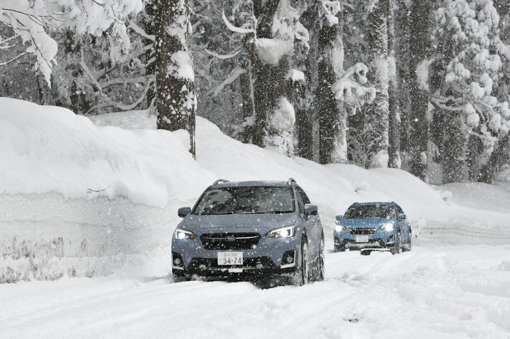 出羽三山神社へ向かう雪深い道。雪が降り続き除雪が間に合わなくなると、「XV」のオードクリアランスでもギリギリの高さになってしまう。