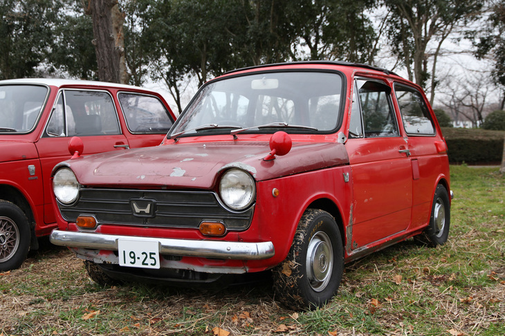 1967年に発売された、ホンダ初の実用的な乗用車だった軽の「N360」。年季の入ったこの個体は俗に“N I（エヌワン）”と呼ばれる前期型の高性能版「TS」風だが、中身は中期型の“N II（エヌツー）”だという。キャンバス製の純正サンルーフと、空冷エンジンをオーバークールから守る純正オプションのグリルカバーが装着されている。