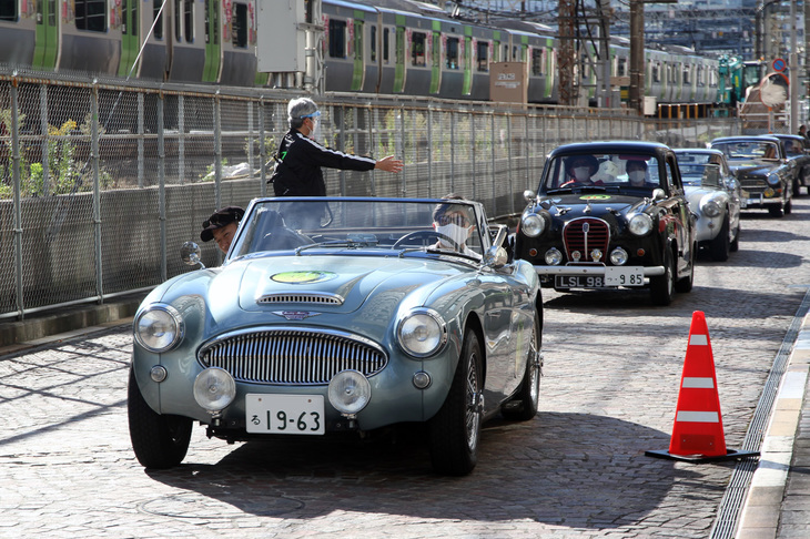 PC競技に臨む1963年「オースチン・ヒーレー3000Mk2」に、1957年「オースチンA35」などが続く。