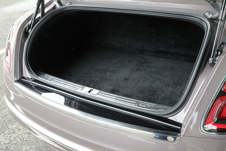 443リッターの容量を持つトランクスペース。バンパーレベルから開くトランクリッドは、電動開閉式となる。
