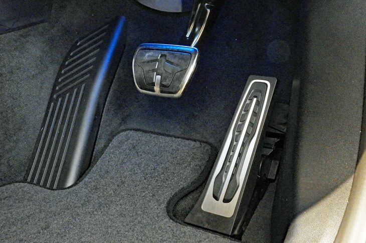 BMW X3 M50 xDrive（アクセルペダル／ブレーキペダル／フットレスト）