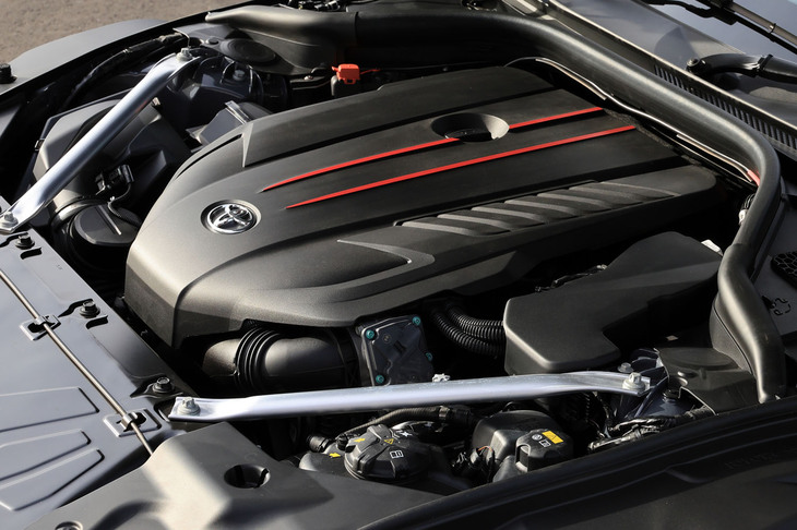 「RZ」に搭載される3リッター直6ターボエンジン。2020年の改良で高回転化・高出力化されており、現行型のアウトプットは最高出力387PS/5800rpm、最大トルク500N・m/1800-5000rpmとなっている。