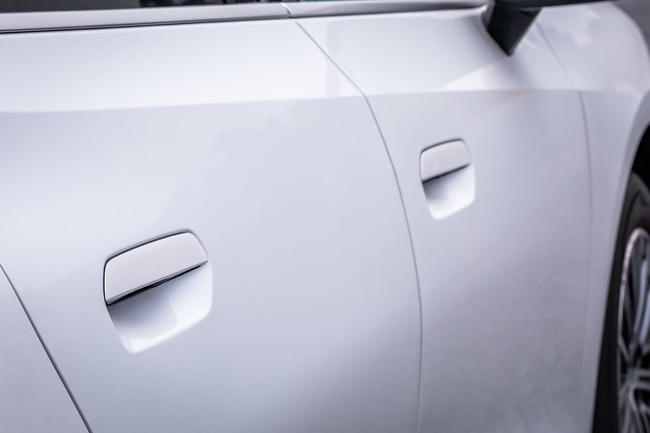 ドアオープナーは従来型のバーグリップ式から、最新の「2シリーズ クーペ」などと同じドアパネル埋め込み式のフラッシュマウントタイプに変更された。空力特性の向上も新型「2シリーズ アクティブツアラー」のテーマで、Cd値（空気抵抗係数）は0.26を達成したという（本国仕様値）。