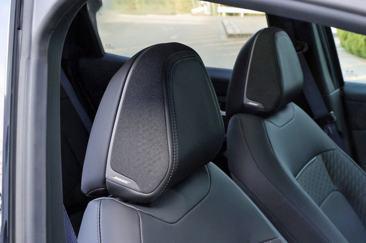 ヘッドレストに内蔵されたものを含め、10個のスピーカーで構成される「BOSEパーソナルプラスサウンドシステム」が、「リーフB7 G」に標準で装備される。「B7 X」はシンプルな4スピーカー構成となる。