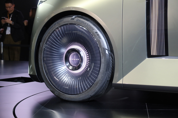 「LSコンセプト」のタイヤはブリヂストン製で、サイドウォールには「ショーカー用のコンセプトタイヤなので高速走行は禁止」ということが英語で書かれている。前後ともサイズは不明だ。