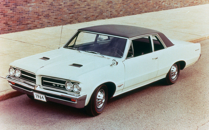 マッスルカーの先駆けといわれる1964年「ポンティアック・テンペスト ルマンGTO」。348PSを発生する389立方インチ（6.4リッター）のV8を積んでいた。