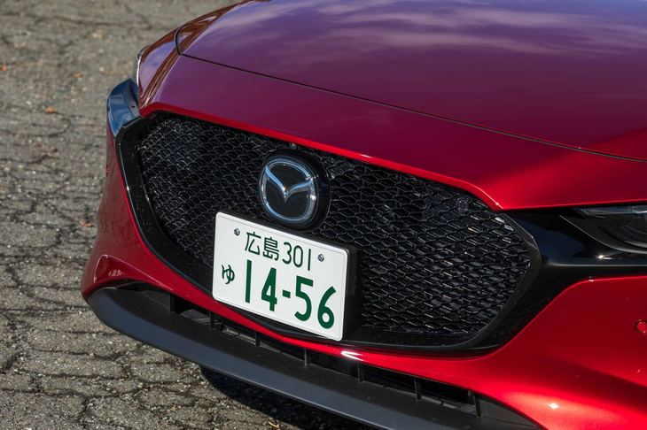 エクステリアにおける「スカイアクティブX」搭載車と他のモデルとの違いは、ホイールやマフラーに見られる程度。フロントグリルも他のモデルと共通となっている。