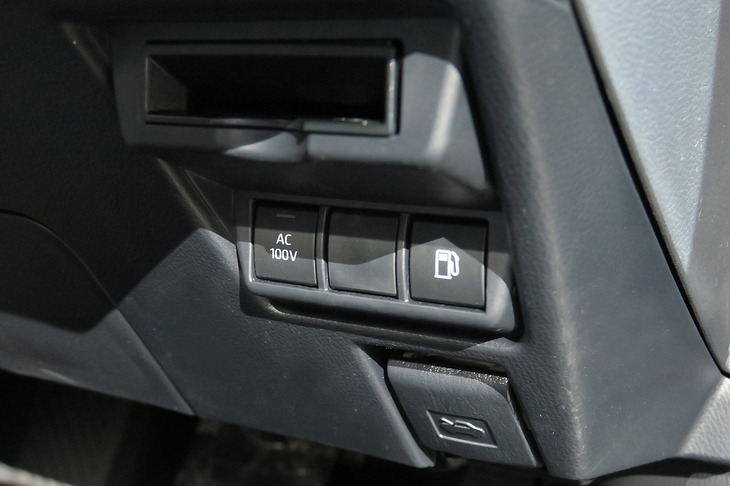 トヨタ・プリウス2.0L HEVプロトタイプ（ダッシュボードのスイッチパネル）