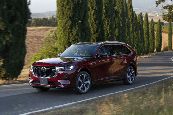 日本では2024年10月10日に発売された「マツダCX-80」。エンジン縦置きのFRプラットフォームを使った、マツダの新たなフラッグシップモデルだ。