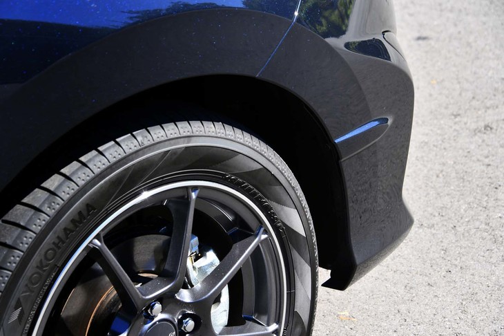 ホイールハウス前方に設けられた「エアロフィン」は、コーナリング中タイヤ周辺に発生する空気の乱流を抑制し、旋回性を向上させる働きがある。