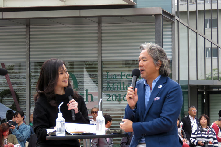 ステージ上では、コメンテーターを務める九島辰也氏がこのイベントの魅力について解説中。