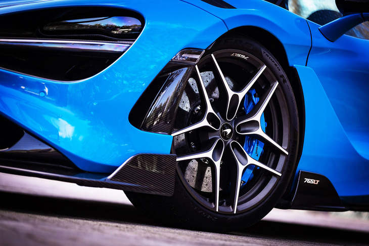 今回の試乗車は、フロント：9J×19、リア：11J×20インチサイズの「10スポークスーパーライトウェイトホイール」に、同245/35ZR19、同305/30ZR20サイズの「ピレリPゼロ トロフェオR」タイヤが組み合わされていた。