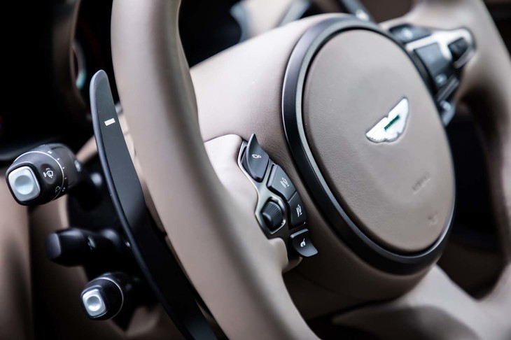 ステアリング上に配置される左右スイッチで、簡単にサスペンションの減衰力（左）やドライブモード（右）の切り替えが行える。