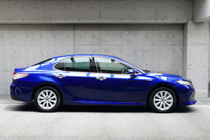 先代に比べ、ルーフは25mm、ボンネットは40mm低下。さらにベルトラインを下げることで、低く流麗なサイドビューを実現した。