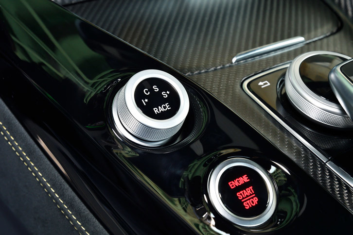 センターコンソールに備わる走行モードの切り替えダイヤル。「AMG GT R」には、これとは別にESP（横滑り防止装置）の介入度合いを3段階で切り替える「3ステージESP」や、トラクションコントロールの効きを制御する「AMGトラクションコントロール」も装備されている。