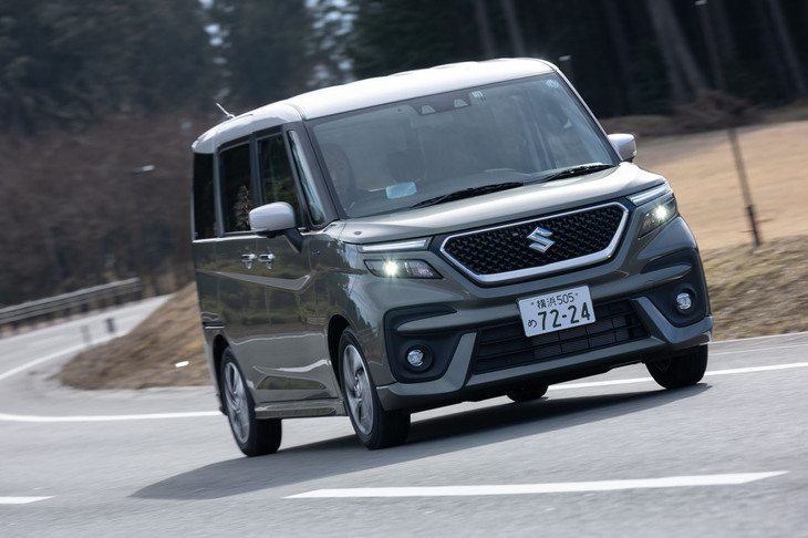 「ソリオ」ではMHEVや純ガソリン車に4WD仕様がラインナップされるが、HEVモデルの駆動方式はFFのみの設定だ。