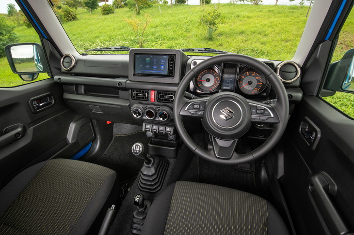 車両の姿勢を把握しやすい水平基調のデザインなど、インテリアは機能性を重視して開発。ダッシュボードと操作パネル類とでシボの模様を使い分けるなど、細部にまでこだわりが見られる。