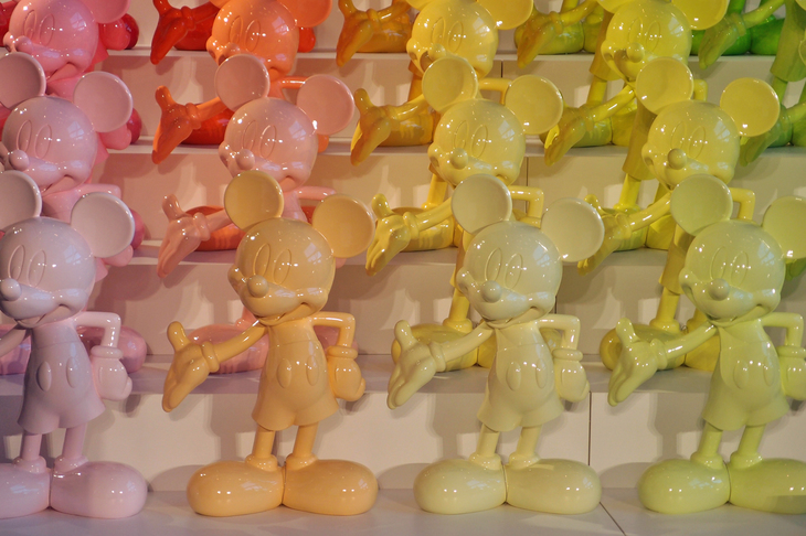 イベントで展示される90体のミッキーマウス立像は、形はどれも同じだが、カラーはひとつずつ異なっている（全90色）。