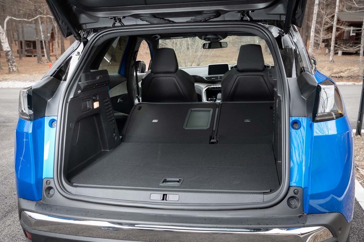 PHEV化の影響を受けているのは後席背もたれを倒したとき。全面がフラットになるエンジン車とは異なり「GTハイブリッド4」では背もたれ部分に15度ほどの傾斜が残る。