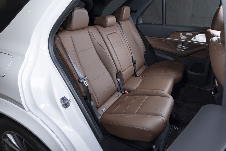 2列目シートには左右独立式の6way電動調整機構を装備。前席同様、エアコンも左右で個別に温度調整が可能だ。