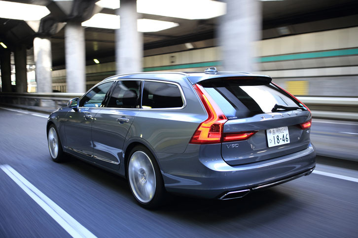 
	「V90／S90」のサスペンションは、フロントがダブルウイッシュボーンでリアがマルチリンク式。リアは、標準的なコイルスプリングに代えて、グラスファイバー製のリーフスプリングが使われている。グレードによりエアサスもオプション設定される。
	