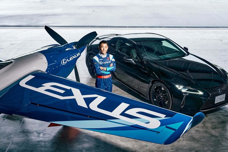 室屋義秀選手と、LEXUSロゴの入ったエアロバティック用の航空機。写真右上は「レクサスLC」の限定車である“アビエーション”。