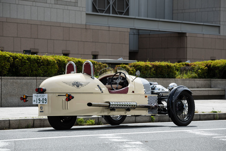 ボディーサイズは全長×全幅×全高＝3290×1740×1105mm。意外にも幅があるうえ、左フロントタイヤは運転席から見えづらいので注意が必要だ。