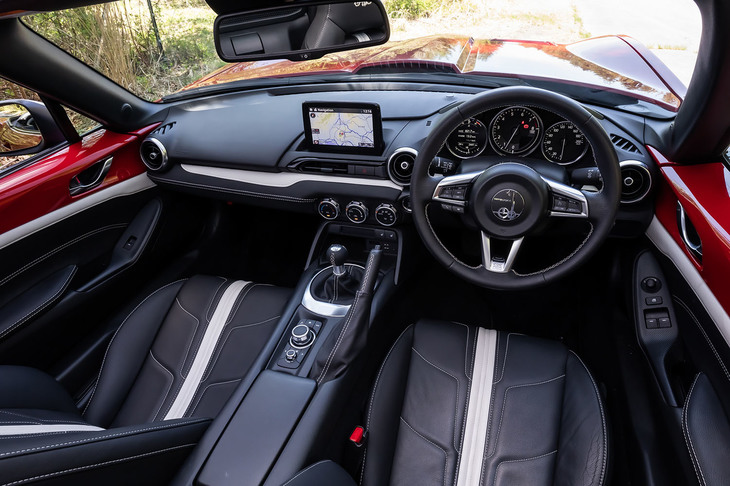 インテリアの基本デザインは「ロードスター」に準ずる。試乗車では、オプションのインテリアレザーセットとカラードドアアッパートリムが選択されていた。