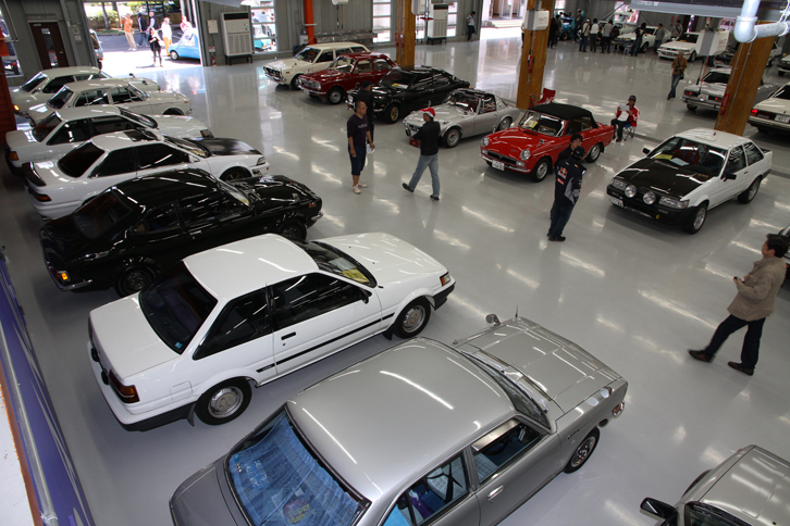 こちらは屋内展示場。この一角にはテーマカーだったAE86をはじめ、歴代「カローラ」などのトヨタ車が展示されていた。