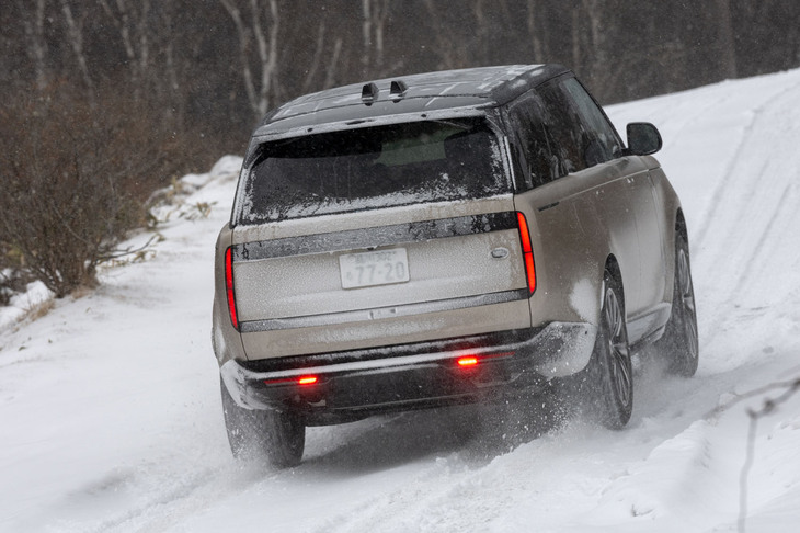 高千穂高原にて、新雪に埋もれたレストハウス（冬季閉鎖中）のスロープを駆け上がる「レンジローバー」。並のクルマなら横滑りしそうなシーンだが、レンジローバーは余裕しゃくしゃく。「途中で一度停止して再発進」という意地悪をしても、スムーズに登り切ってみせた。