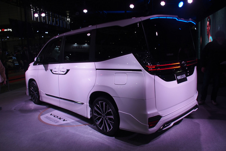 モデリスタのカスタマイズパーツが装着された新型「トヨタ・ヴォクシー」。