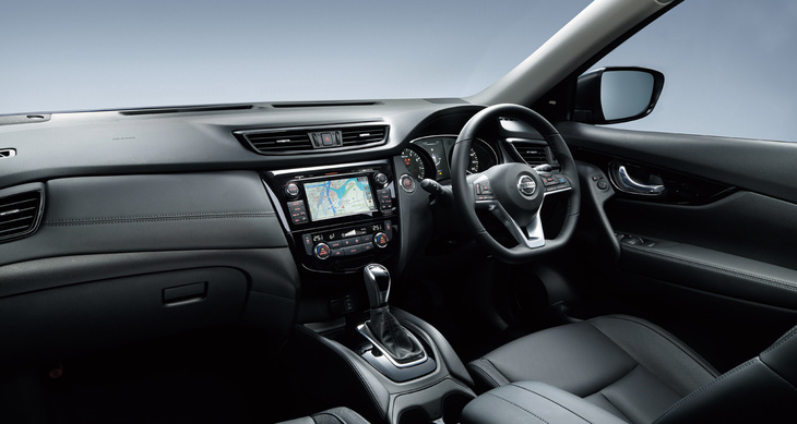 本革巻きマニュアルモード付きシフトノブが全車に標準装備された。写真は「20XiレザーエディションVセレクション」（4WD）のインストゥルメントパネル。