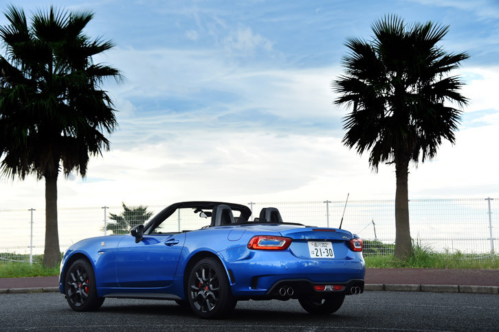 外観デザインについてはFCAのスタッフが担当。ボディーパネルのほとんどが、「ロードスター」とは異なる形状となっている。