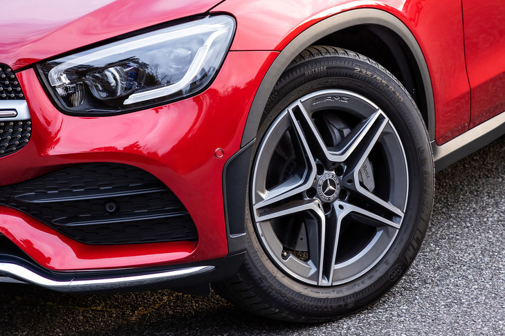 オプションで「AMGライン」が選択された試乗車には、前235/55R19、後ろ255/50R19サイズの「ミシュラン・ラティチュードスポーツ3」タイヤが装着されていた。