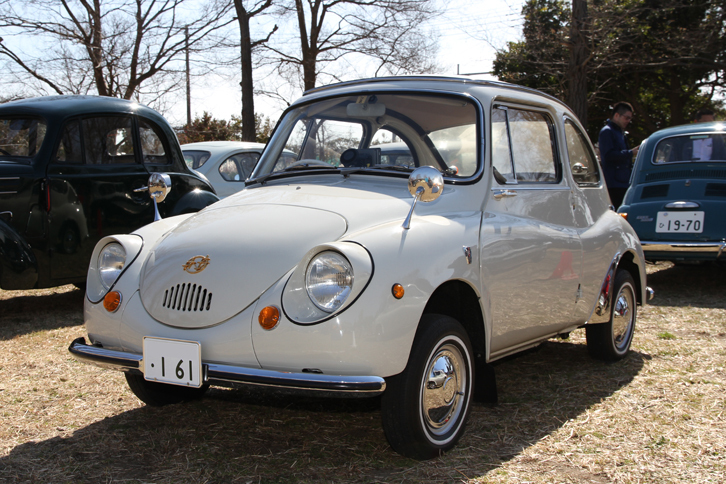 1967年「スバル360デラックス」。1958年に誕生した、日本が世界に誇る傑作車であるスバル360の、内容的に完成に近づいた年代のモデル。エクステリアはオリジナルに忠実で、程度もすばらしい。