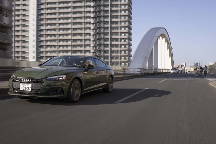 駆動方式は「クワトロ」＝4WD。セルフロッキングセンターデフを介して通常時は前後40：60でトルクを配分し、路面状況に応じて70：30～15：85のあいだで可変制御する。