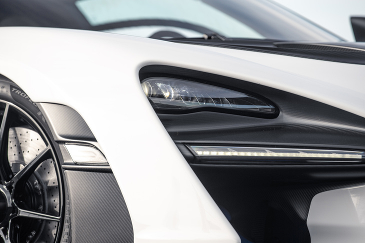 21個のLEDによって構成される分離式のヘッドランプ。500mにおよぶ照射距離に加えて軽さも特徴となっており、「マクラーレンP1」のものより1kgも軽量化されている。