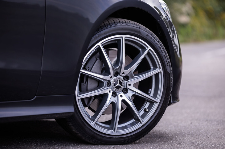 19インチサイズの「AMG 10スポーク」アルミホイールと、前245/40R19、後ろ275/35R19サイズの「ピレリ・チントゥラートP7」ランフラットタイヤが装着された試乗車の足まわり。