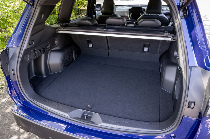 純エンジン車の荷室容量は512リッター。荷室の開口部は左右が1250mm（最長幅）、荷室高が887mmとなっている。「X-BREAK S：HEV」以外のグレードでは、キックセンサー付きハンズフリーパワーゲートを標準装備としている。