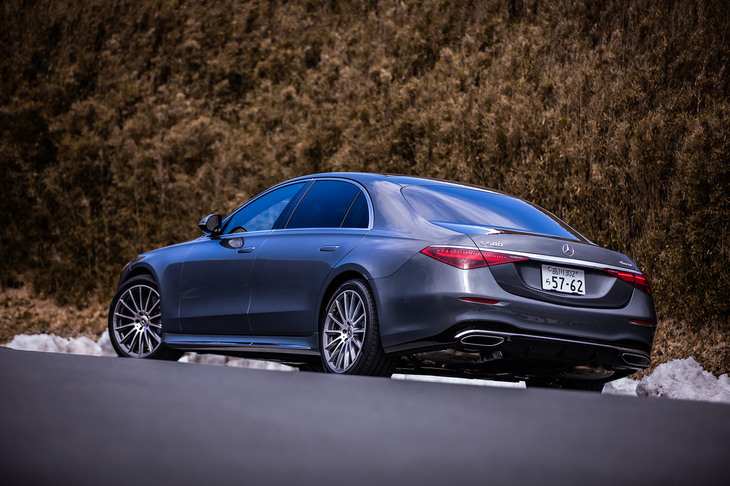 「S580 4MATICロング」のボディーサイズは全長×全幅×全高＝5320×1930×1505mm、ホイールベースは3215mm。車重は2310kgと発表されている。