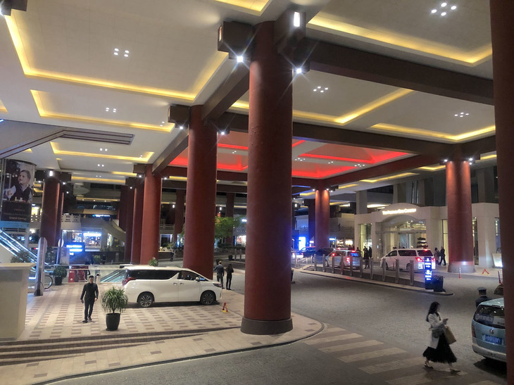 ザ・ポートマン・リッツ・カールトン上海のエントランスにて。写真内のクルマは、すべてミニバンである。