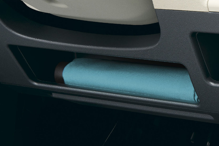 ステアリングコラムの下にも、インパネアンダートレイを装備。